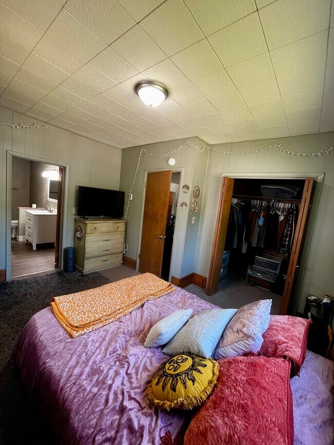 Building Photo - Amazing Downtown Location - 3 BR Home just...