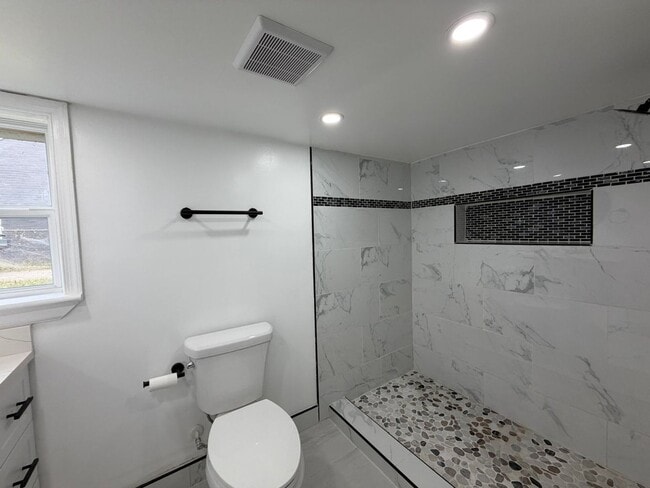 Building Photo - Spacious NE Roanoke City Home!