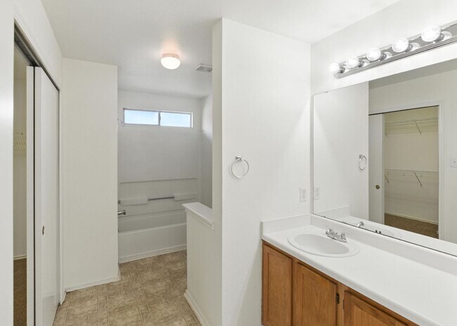 Building Photo - Easy Access to Hwy 90 & Loop 410