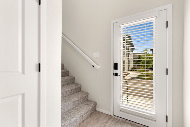 Building Photo - Newer 2bd condo in neighborhood w/ pool