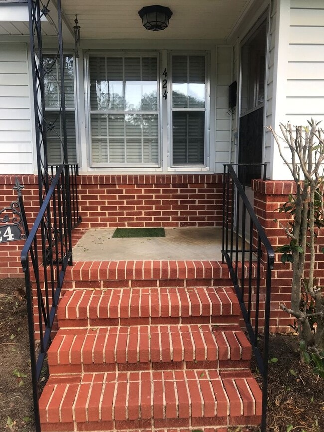 Building Photo - 3 Bed, 1.5 Bath Home