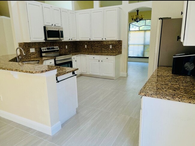 Building Photo - 5/4 HEATHROW POOL HOME!