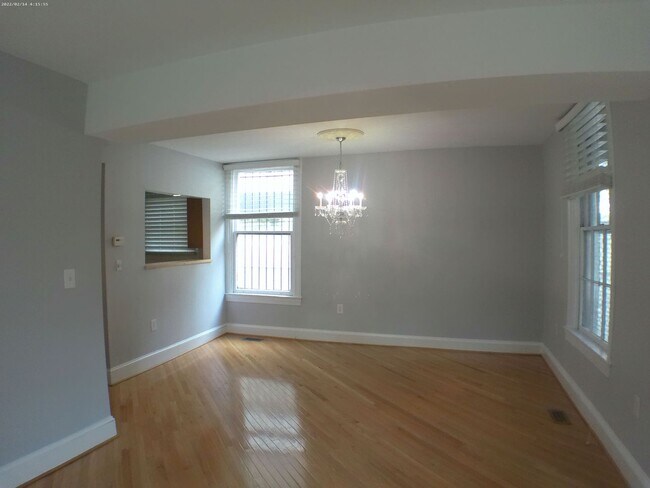 Building Photo - 14 E Mt Vernon Pl