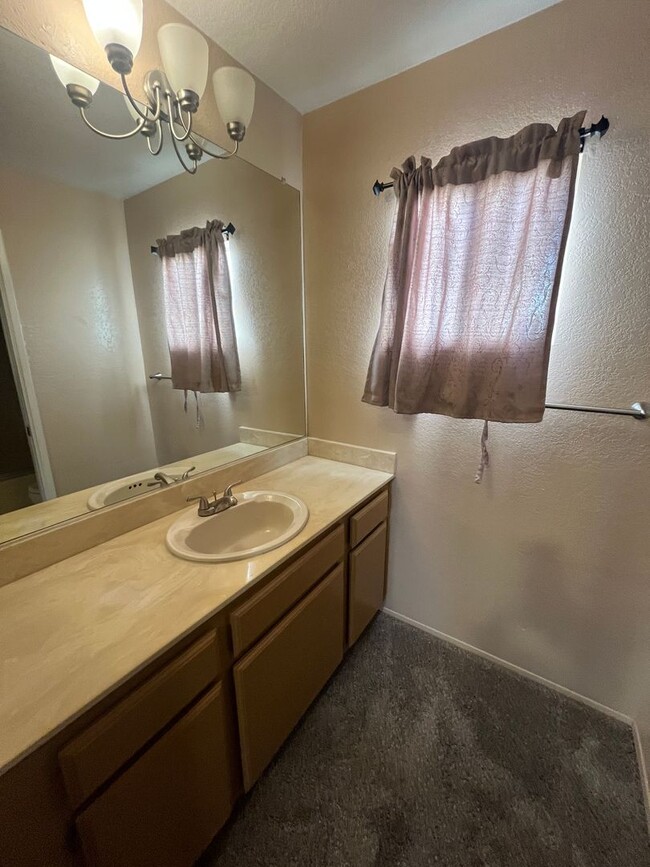 Building Photo - 2 Bedroom, 2.5 Bathroom Condo for Rent in ...