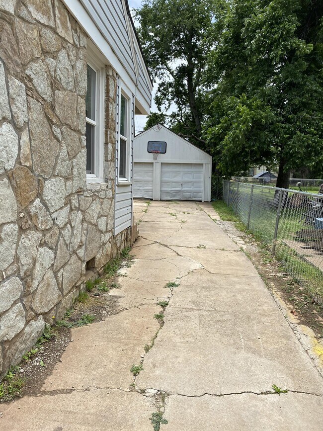 Building Photo - 632 SW 44th St