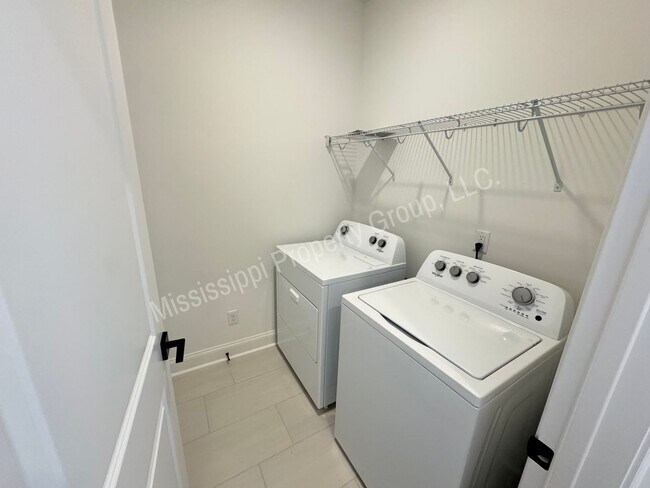Building Photo - 721 Southview Dr
