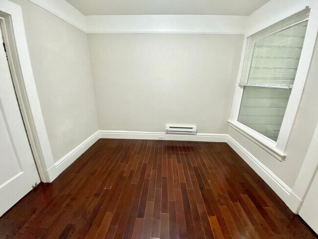 Building Photo - 486 1/2 Grove Street-