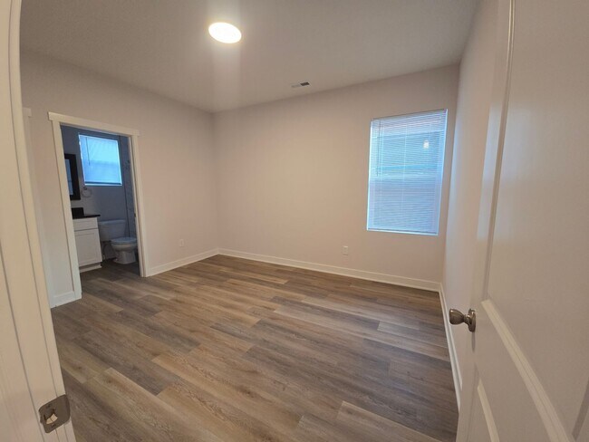 Building Photo - 3 Bedroom Downstairs Unit Near Eastside Duplex!