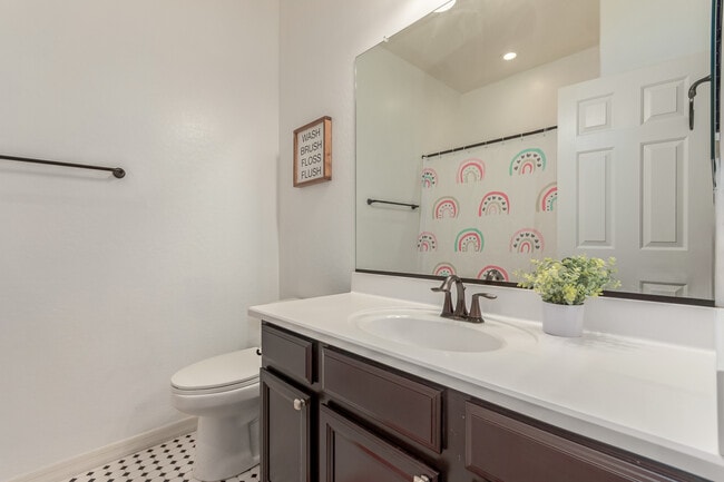 Building Photo - 1562 W Alder Rd