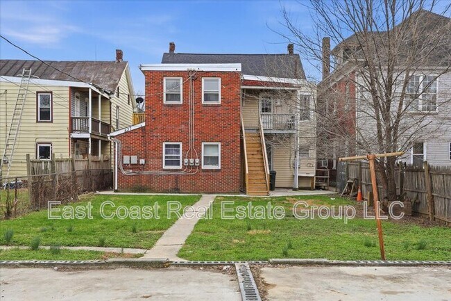 Building Photo - 834 W Washington St