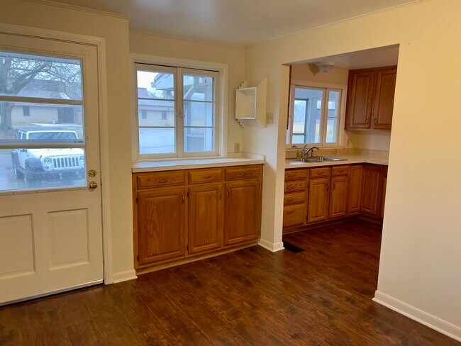 Eating Room - 4705 Ardmore Ave