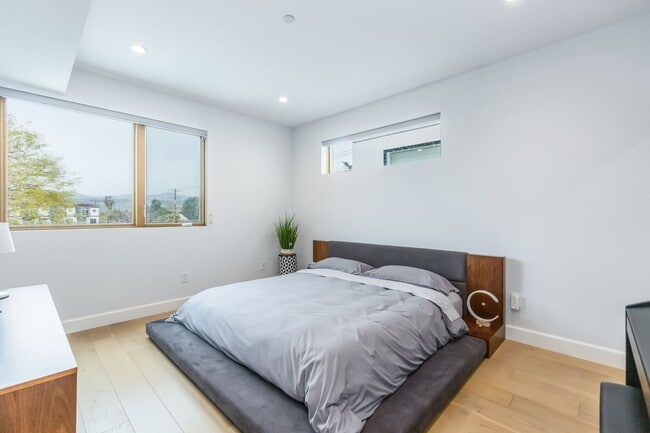 Building Photo - Stunning home in Studio City!