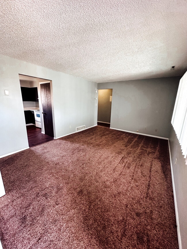 Building Photo - 1627 W Maple St