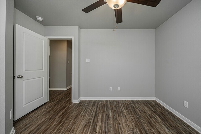 Building Photo - 611 Fallbrook Dr