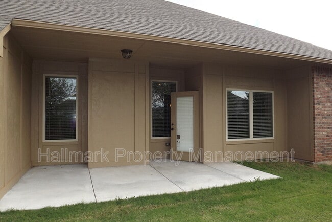 Building Photo - 613 S Silver Leaf Dr