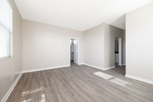 Building Photo - Spacious 4 Bedroom Townhome in the Milleni...