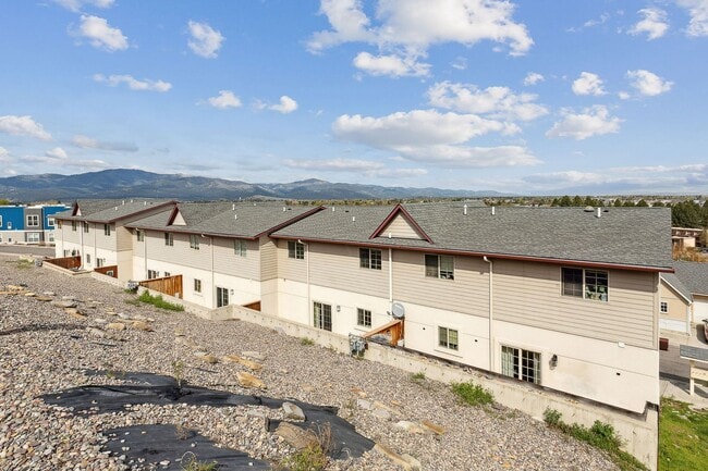 Building Photo - Spacious Sun-filled 3 bed 2.5 Bath Townhouse