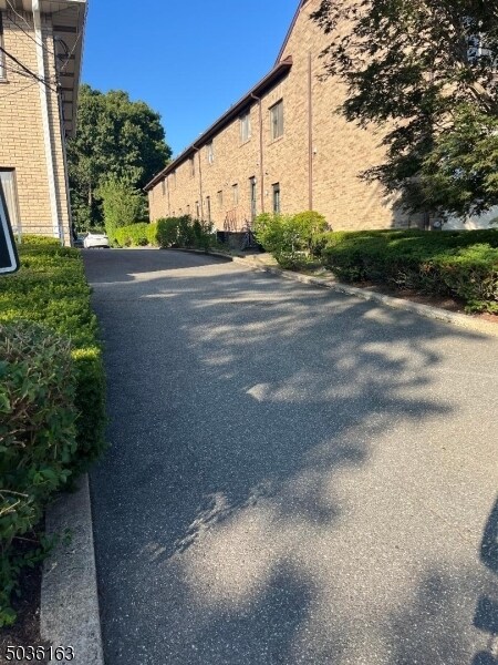 Building Photo - 890 Allwood Rd