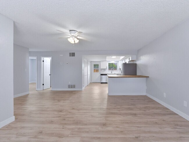 Building Photo - Palisade Perfection: Remodeled Condo Steps from Downtown!