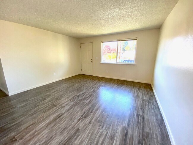 Building Photo - 924000