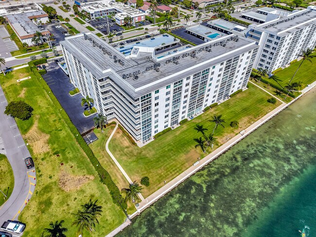 Building Photo - 301 Lake Shore Dr