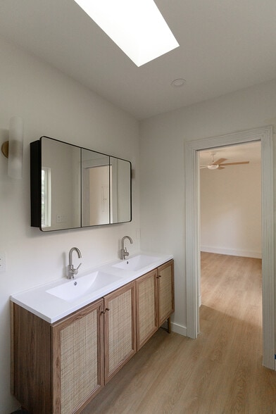 Building Photo - 2841 Los Feliz Dr