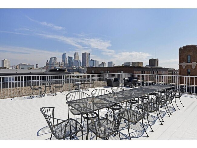 Building Photo - 700 N Washington Ave