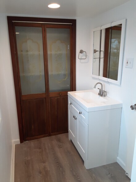 First floor-Bathroom - 53 Edgewater ave
