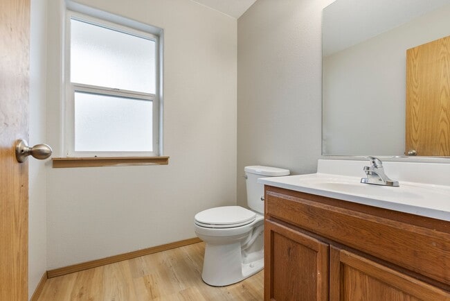 Building Photo - 5Bed/2.5 Bath House available