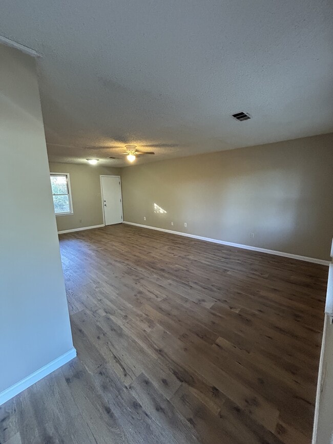 Building Photo - 303 Lake Dr