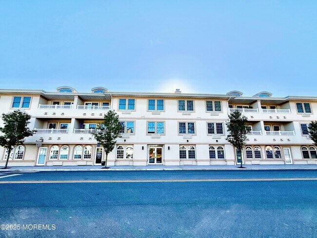 Building Photo - 2 Main St