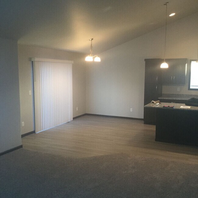 Building Photo - 3 Bed 3 Bath Single Family Home