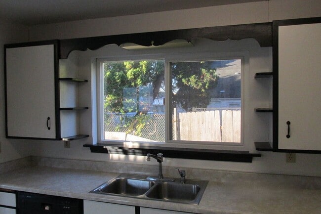 Building Photo - 2 Bedroom House in Burlington