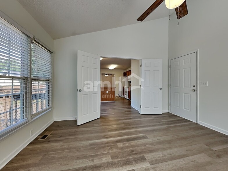 Building Photo - 2328 Water Lilly Way