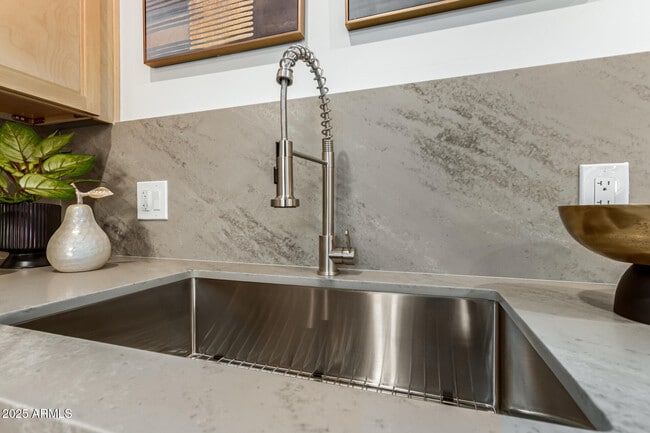 Building Photo - 12005 N Panorama Dr