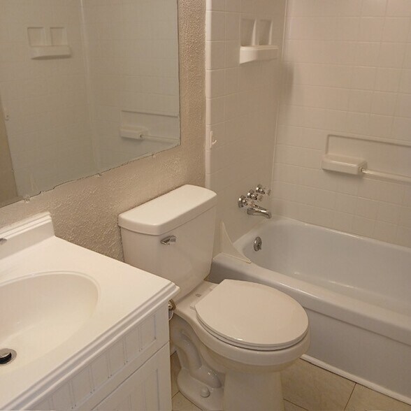 Bathroom - 1813 Bluemont Ave SW