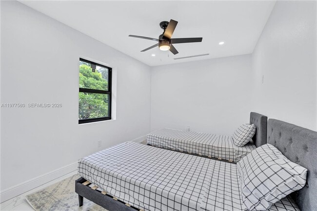 Building Photo - 1608 SW 5th Ct