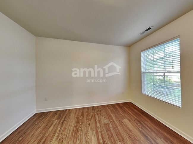 Building Photo - 704 Marjam Ln