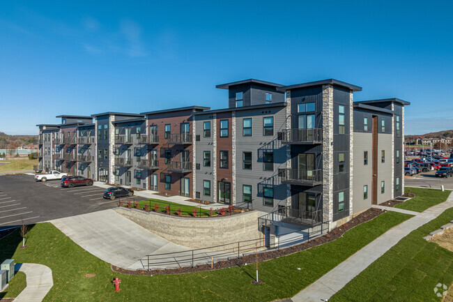 Exterior Apartment Building - River Ridge Luxury Apartments & Townhomes