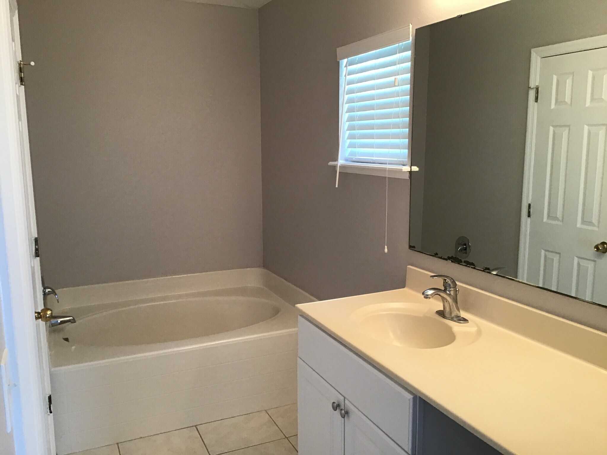 Building Photo - 332 McKay Blvd