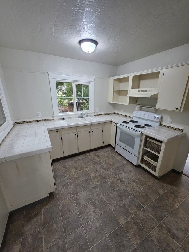 Building Photo - Charming home on quaint cul-de-sac!