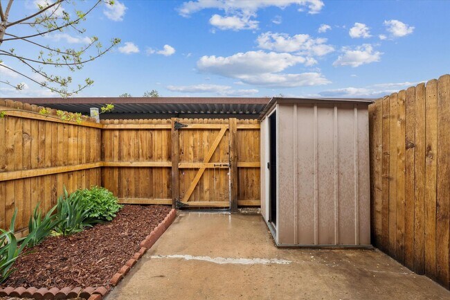 Building Photo - Adorable and Spacious Golden Townhome