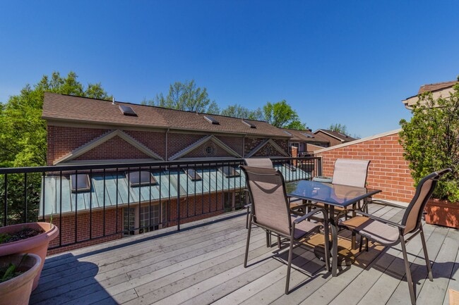 Building Photo - Beautiful 3 Bedroom 3/2 Bath Brick End Uni...