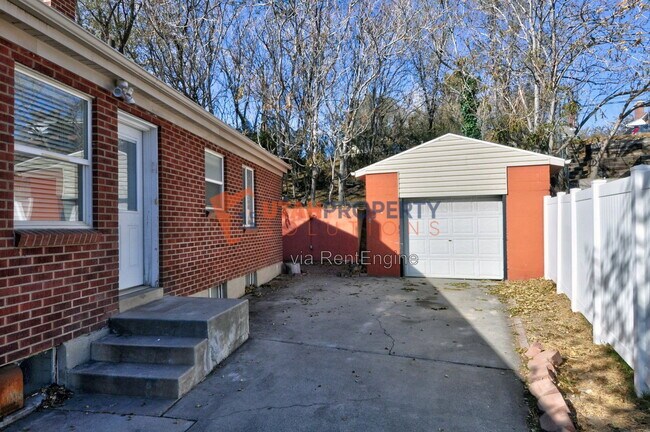 Building Photo - 1577 Glen Arbor St