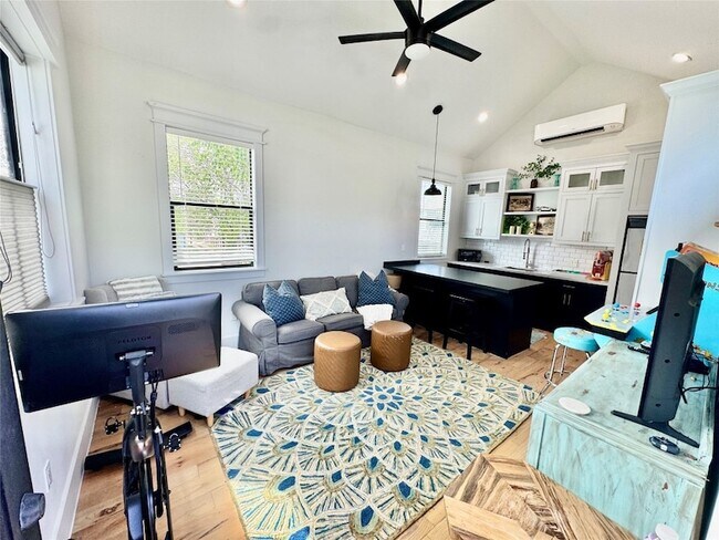 Building Photo - 805 Cordell St