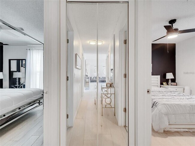 Building Photo - 4754 Lake Shore Dr