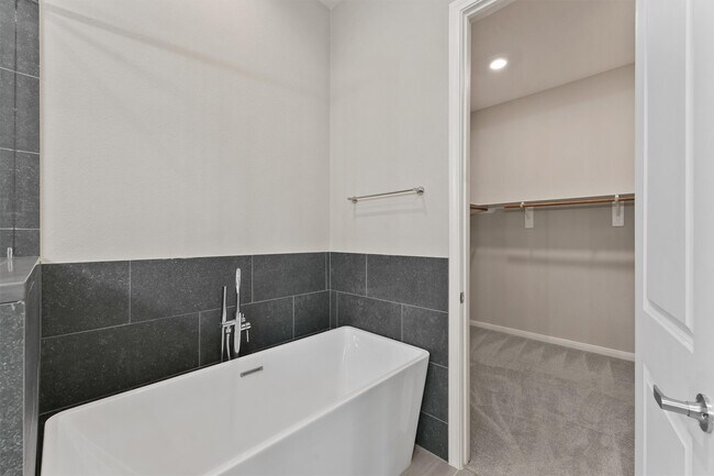 Building Photo - 5610 Patrick St