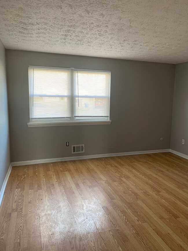 Building Photo - 33 Teakwood Ln