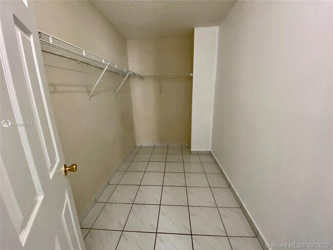 Building Photo - 9686 Fontainebleau Blvd