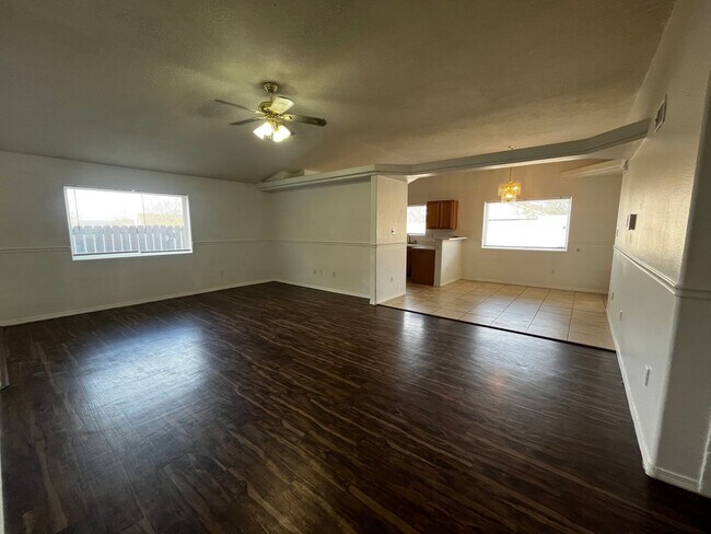 Building Photo - Beautiful 3 bedroom located in S.E. Heights with a HUGE backyard!